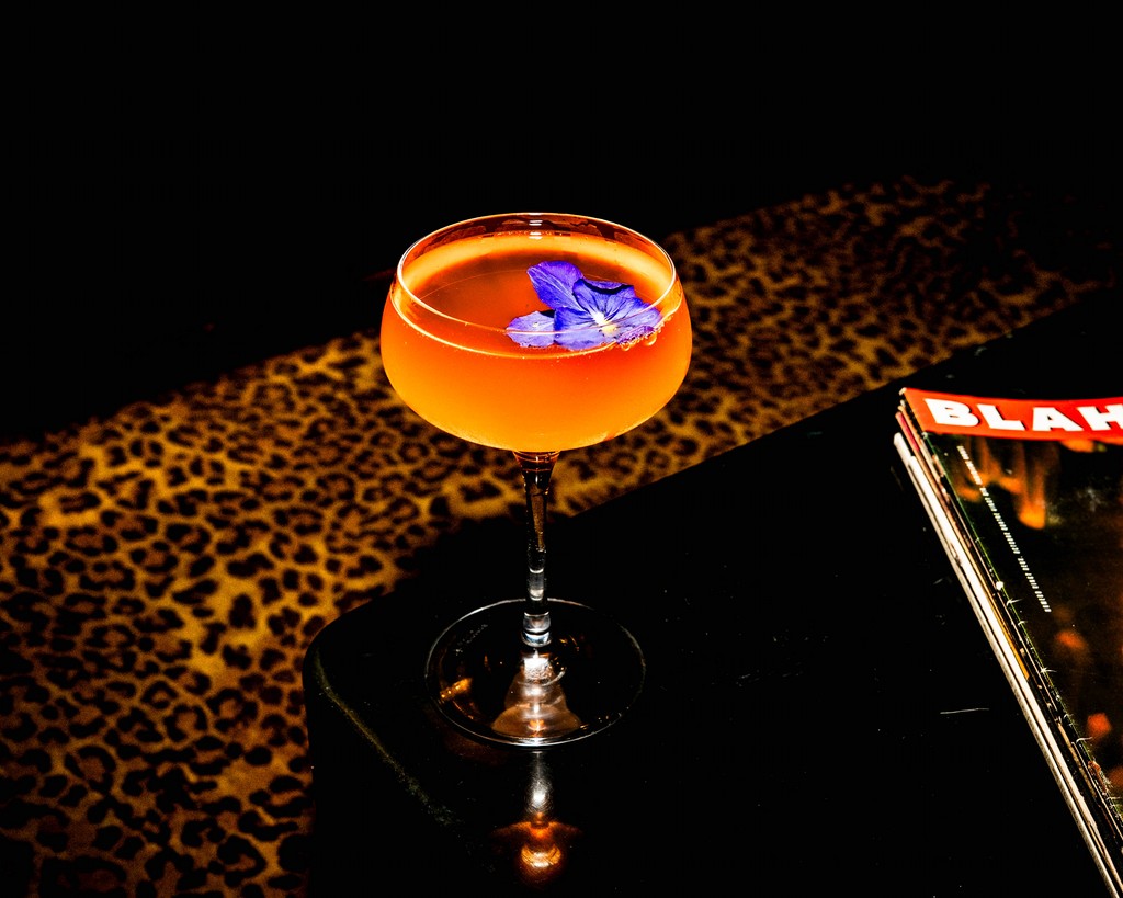 Cocktail signature sur la moquette léopard du Village 59