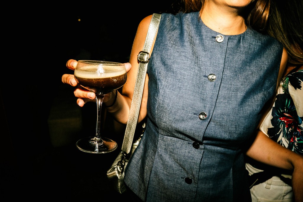 Un cocktail servi en salle au Village 59